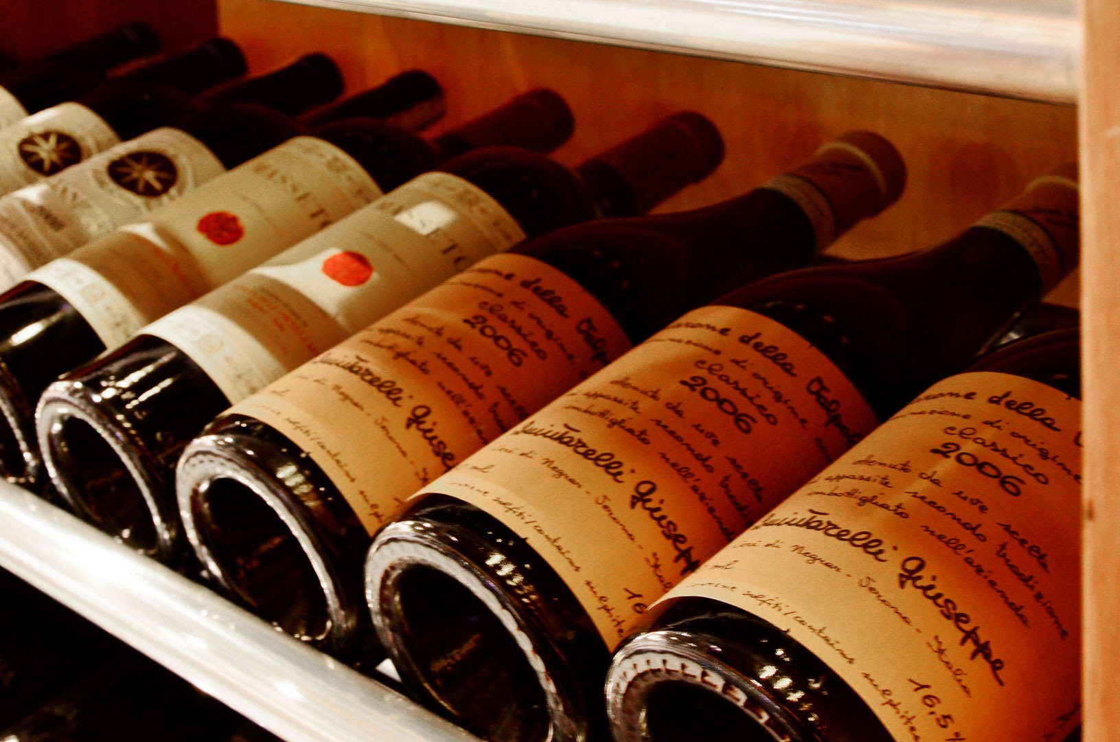 Garrafas de vinho na adega
